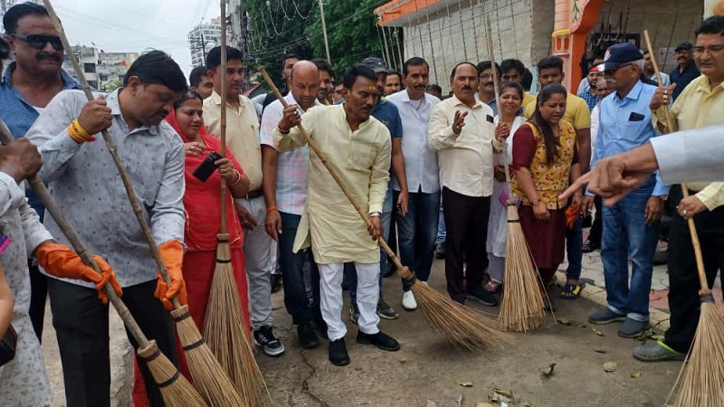 इंदौरः मंत्री सिलावट ने  सफाई कर किया श्रमदान