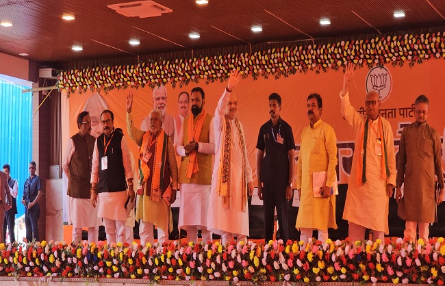 बिहार के बेगूसारय में कार्यकर्ता संवाद के दौरान अमित शाह और अन्य भाजपा नेता