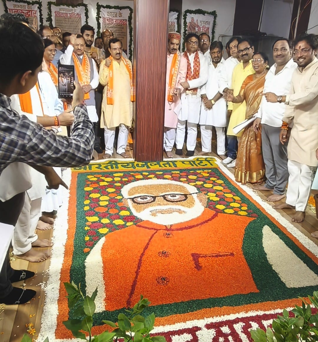 प्रधानमंत्री नरेंद्र मोदी का जीवन संघर्ष व समर्पण का प्रतीक प्रधानमंत्री नरेंद्र मोदी का जीवन संघर्ष व समर्पण का प्रतीक