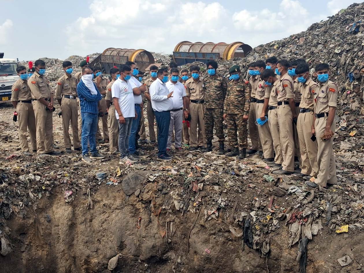 रिसाइकलिंग प्लांट का दौरा करते एनसीसी अधिकारी। रिसाइकलिंग प्लांट का दौरा करते एनसीसी अधिकारी।