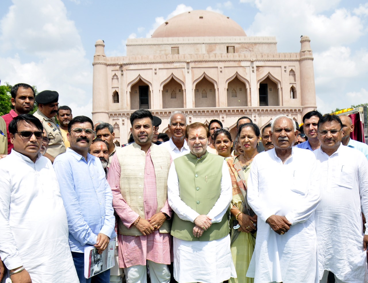 स्मारकों के जीर्णोद्धार का शिलान्यास करते विरासत एवं पर्यटन मंत्री डॉ. अरविंद कुमार शर्मा।