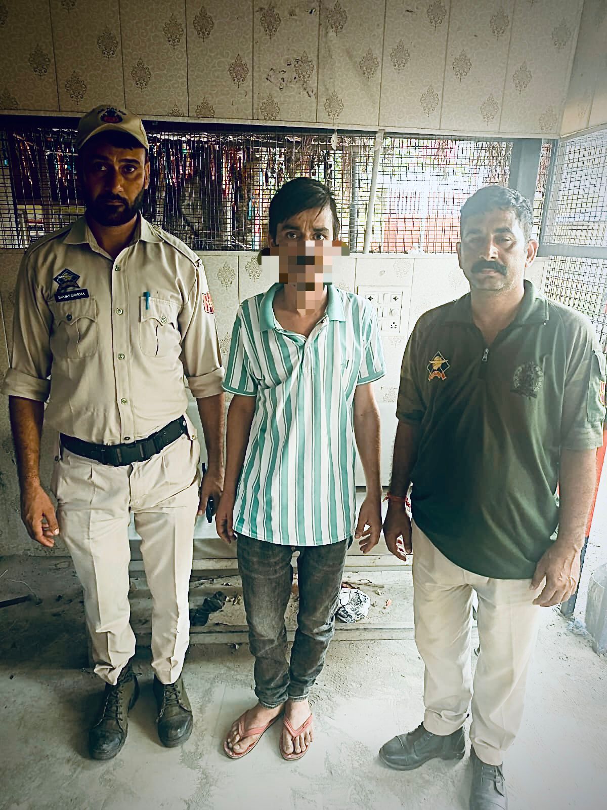 जम्मू पुलिस ने अखनूर में एक भगोड़े को गिरफ्तार किया