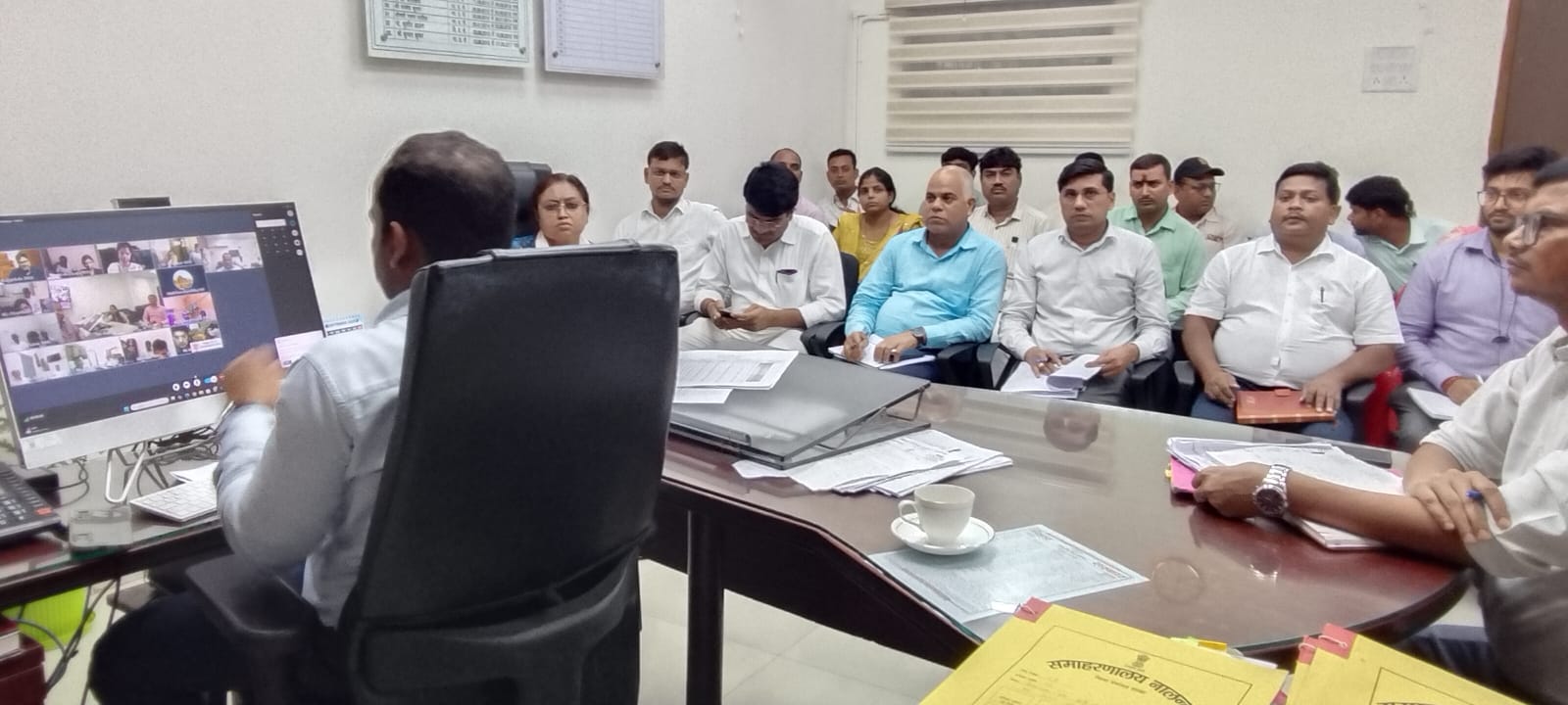 कार्य की समीक्षा करते डीडीसी कार्य की समीक्षा करते डीडीसी