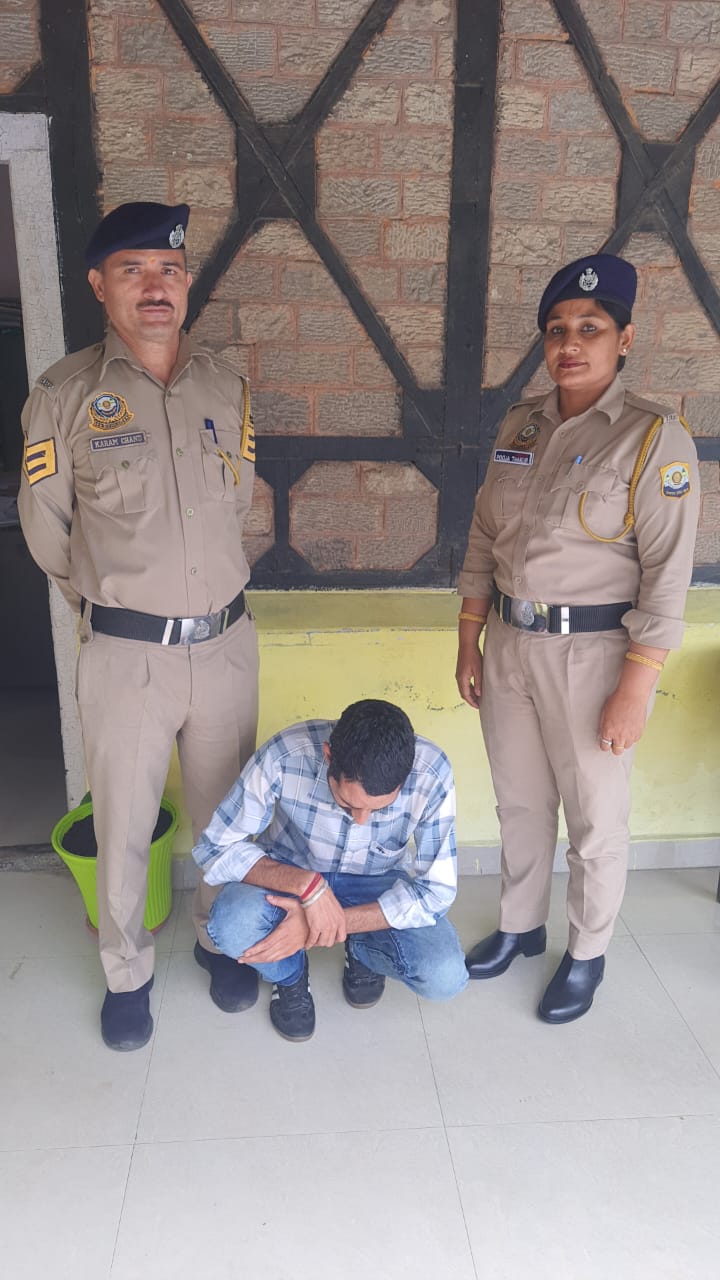 चरस के साथ गिरफ्तार युवक पुलिस टीम के साथ। चरस के साथ गिरफ्तार युवक पुलिस टीम के साथ।