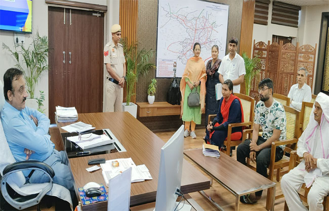 पीएम केयर्स फॉर चिल्ड्रन योजना के बच्चों से मुलाकात करते उपायुक्त कैप्टन मनोज कुमार।