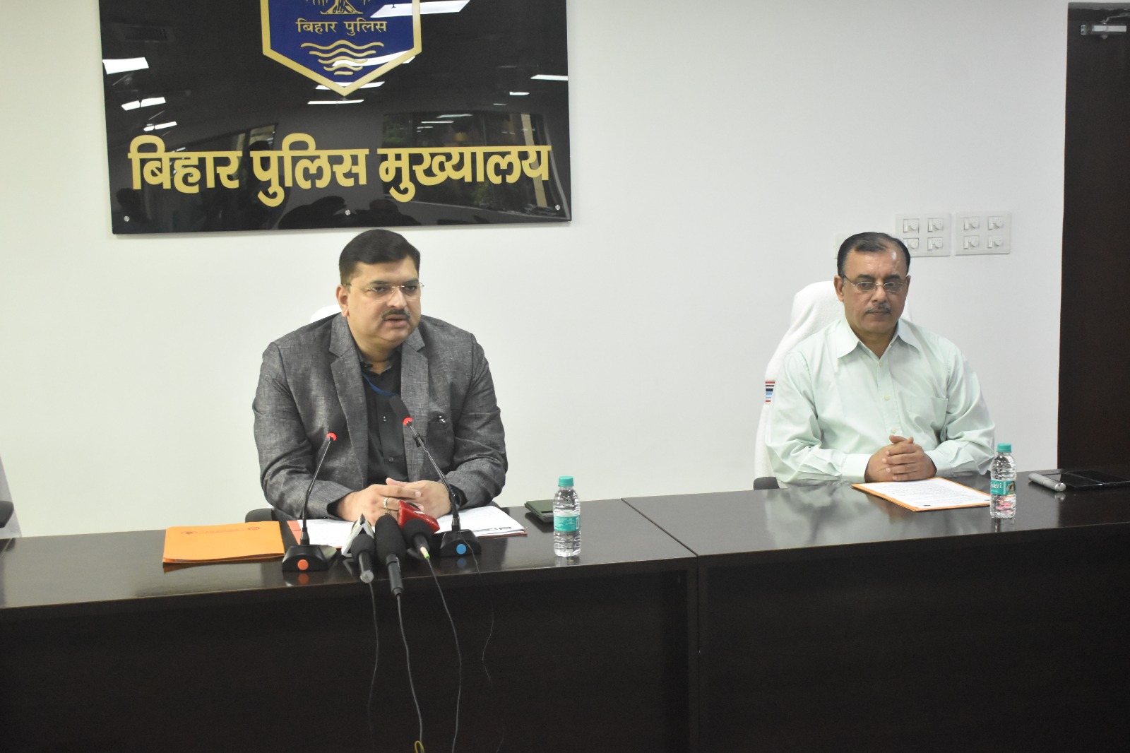 एडीजी नयैर हसनैन खान पत्रकार वार्ता के दौरान