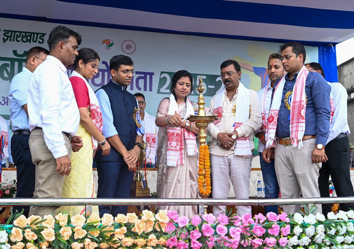 उद्घाटन करते अतिथि उद्घाटन करते अतिथि