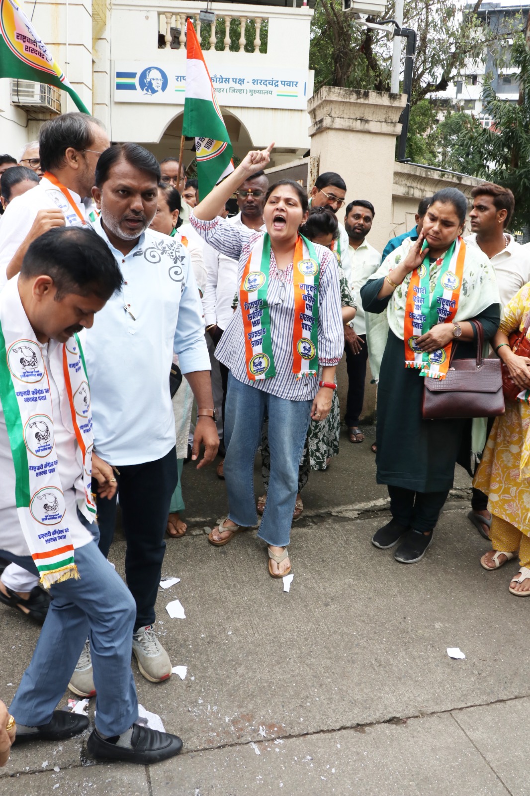 NCP Sharad burnt effigy of padalamar NCP Sharad burnt effigy of padalamar