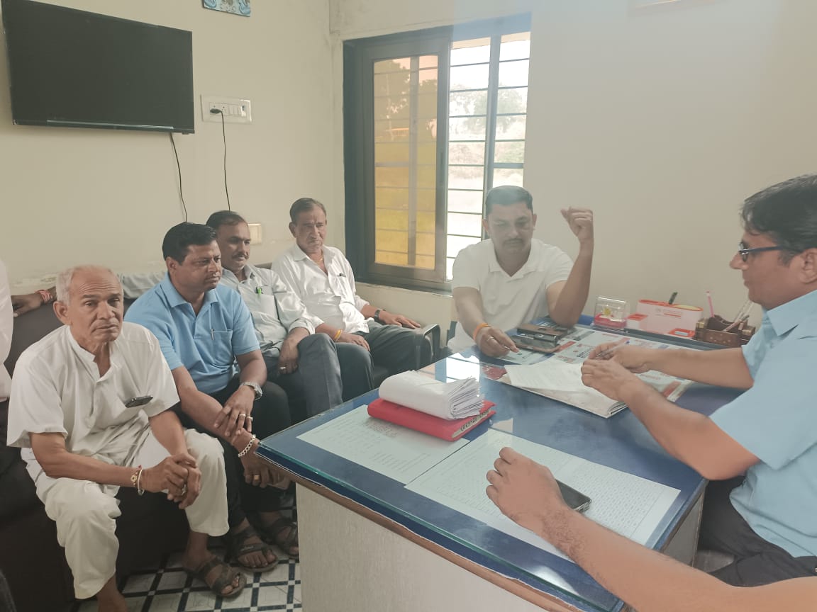 उपखण्ड अधिकारी से चर्चा करते हुए