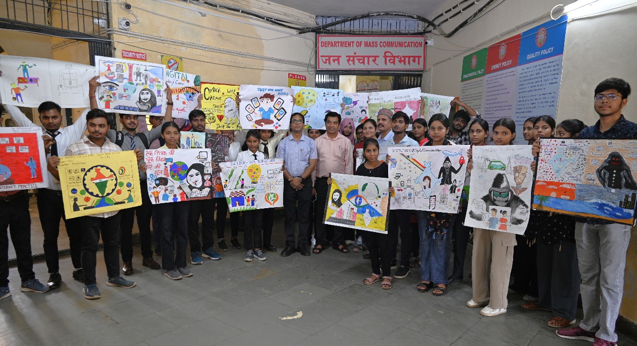 चित्र कला प्रतियोगिता का अवलोकन करते हुए कुल सचिव विनोद कुमार सिंह
