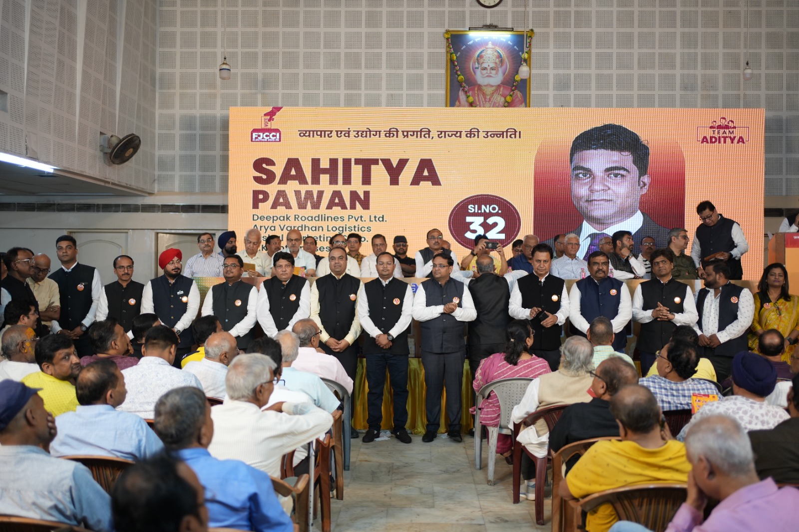 व्यापारियों संग बैठक करते आदित्य मल्होत्रा टीम व्यापारियों संग बैठक करते आदित्य मल्होत्रा टीम