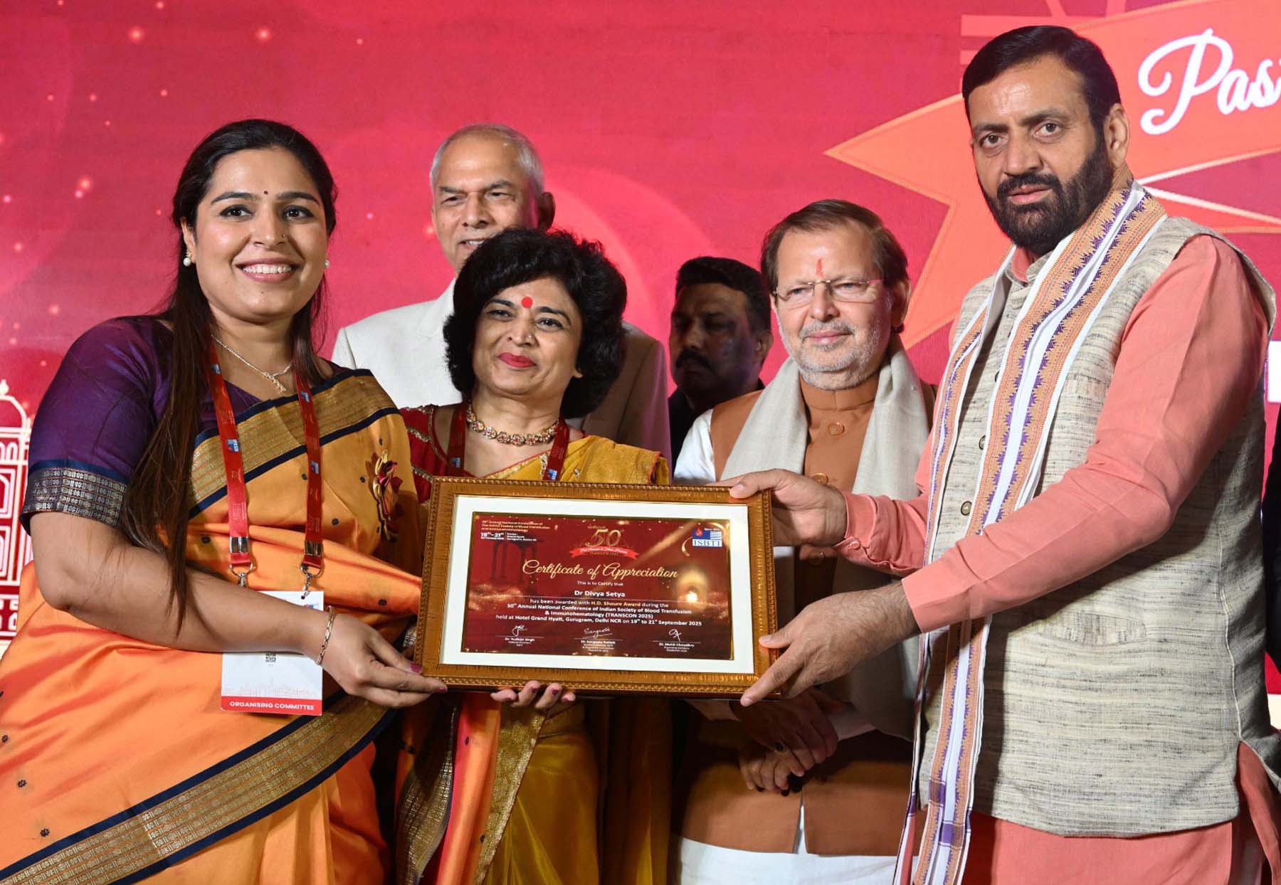 गुरुग्राम में इंडियन सोसाइटी ऑफ ब्लड ट्रांस फ्यूजन एंड इम्यूनो हेमेटो लॉजी (आईएसबीटीआई) के 50वें वार्षिक राष्ट्रीय सम्मेलन में उत्कृष्ट कार्य करने वाले चिकित्सकों को सम्मानित करते सीएम नायब सिंह सैनी व मंत्री डा. अरविंद शर्मा। गुरुग्राम में इंडियन सोसाइटी ऑफ ब्लड ट्रांस फ्यूजन एंड इम्यूनो हेमेटो लॉजी (आईएसबीटीआई) के 50वें वार्षिक राष्ट्रीय सम्मेलन में उत्कृष्ट कार्य करने वाले चिकित्सकों को सम्मानित करते सीएम नायब सिंह सैनी व मंत्री डा. अरविंद शर्मा।