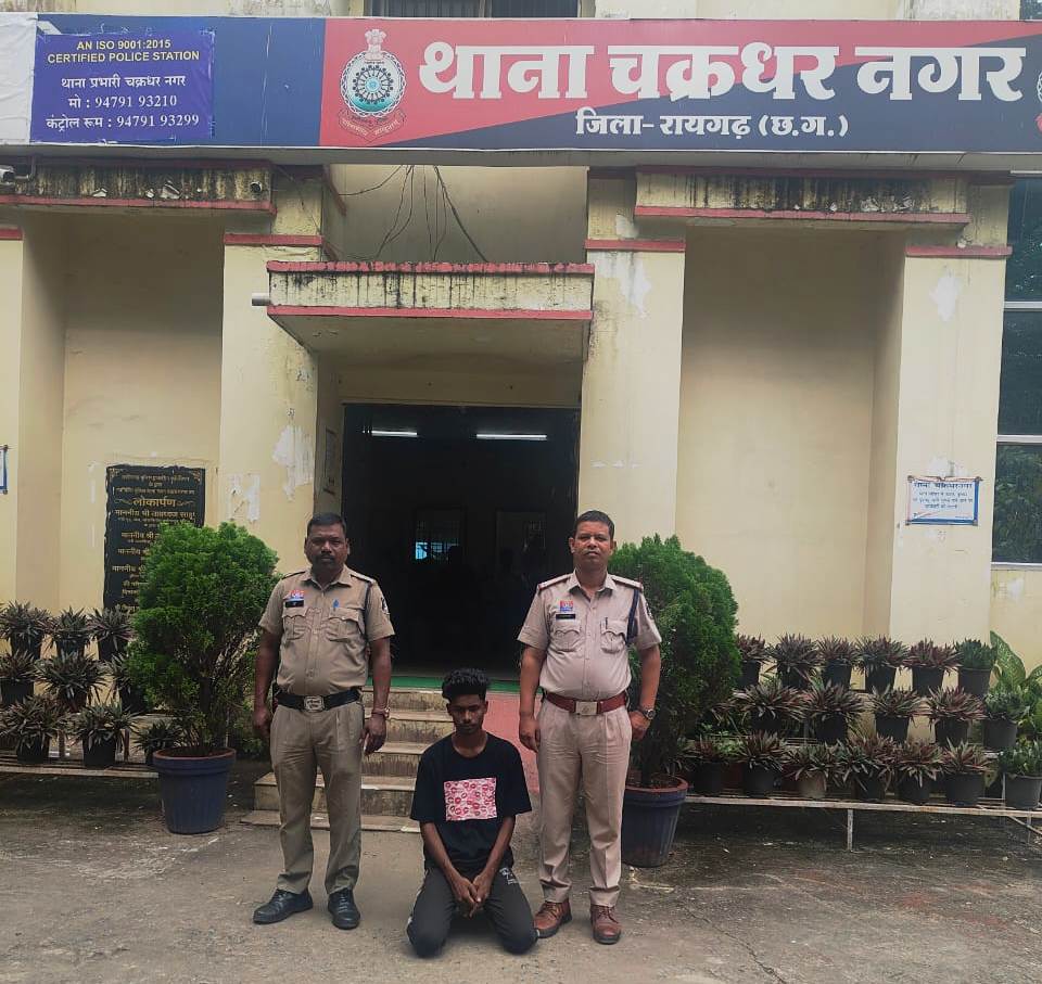 पुलिस के गिरफ्त में आरोपी पुलिस के गिरफ्त में आरोपी