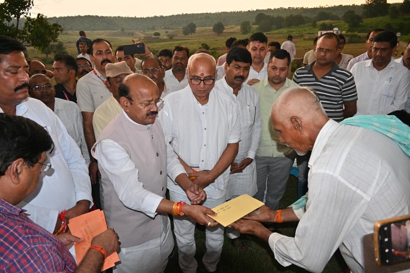 मंत्री जायसवाल ने सीधी सड़क दुर्घटना पीड़ित परिवारों से भेंट कर व्यक्त की शोक संवेदना मंत्री जायसवाल ने सीधी सड़क दुर्घटना पीड़ित परिवारों से भेंट कर व्यक्त की शोक संवेदना