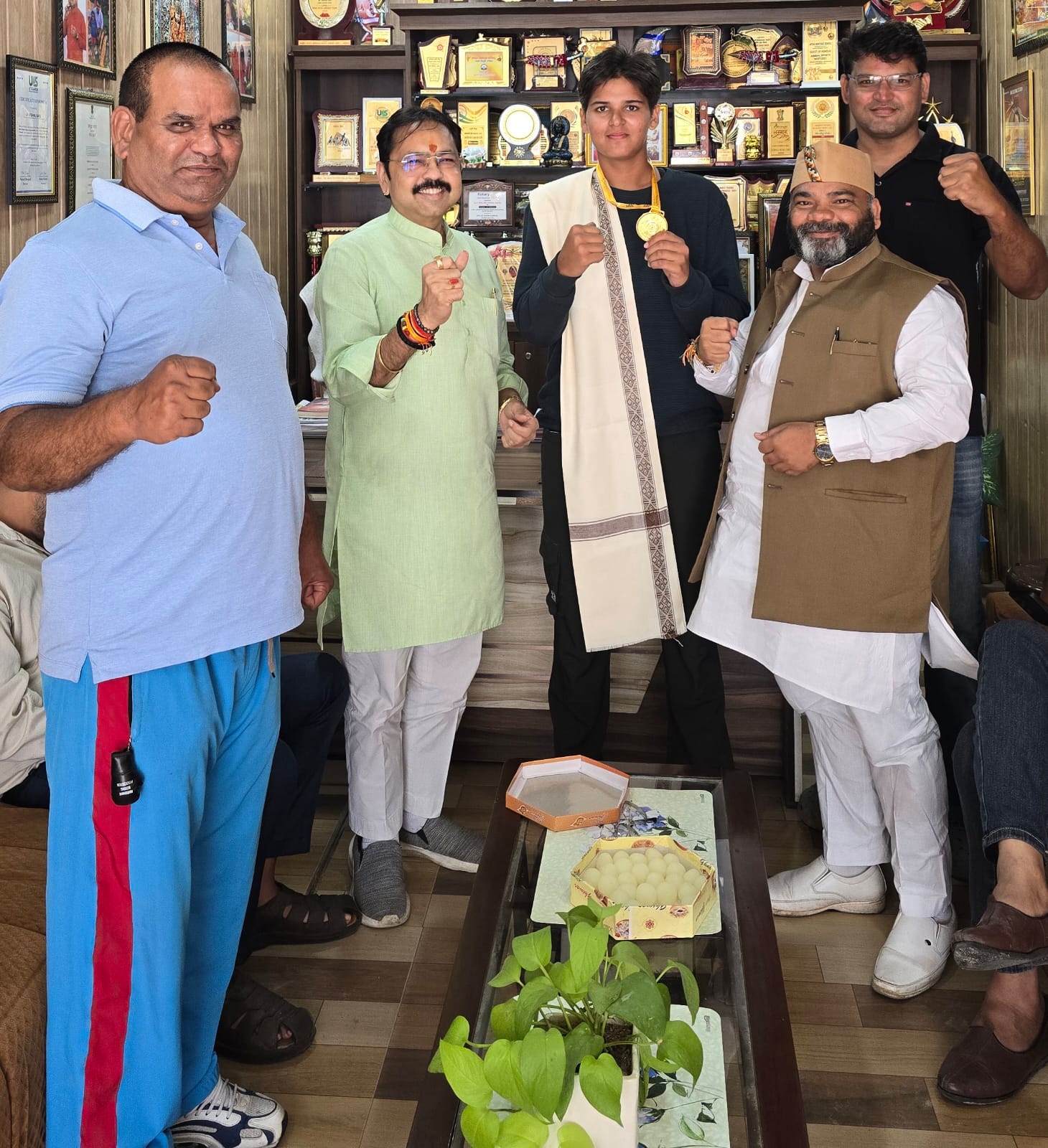 सेम चौधरी को सम्मानित करते हुए