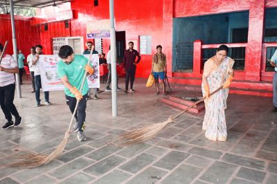कोरबा : मॉं सर्वमंगला मंदिर परिसर में महापौर एवं आयुक्त ने दी स्वच्छता की सेवा, किया साफ-सफाई का कार्य कोरबा : मॉं सर्वमंगला मंदिर परिसर में महापौर एवं आयुक्त ने दी स्वच्छता की सेवा, किया साफ-सफाई का कार्य