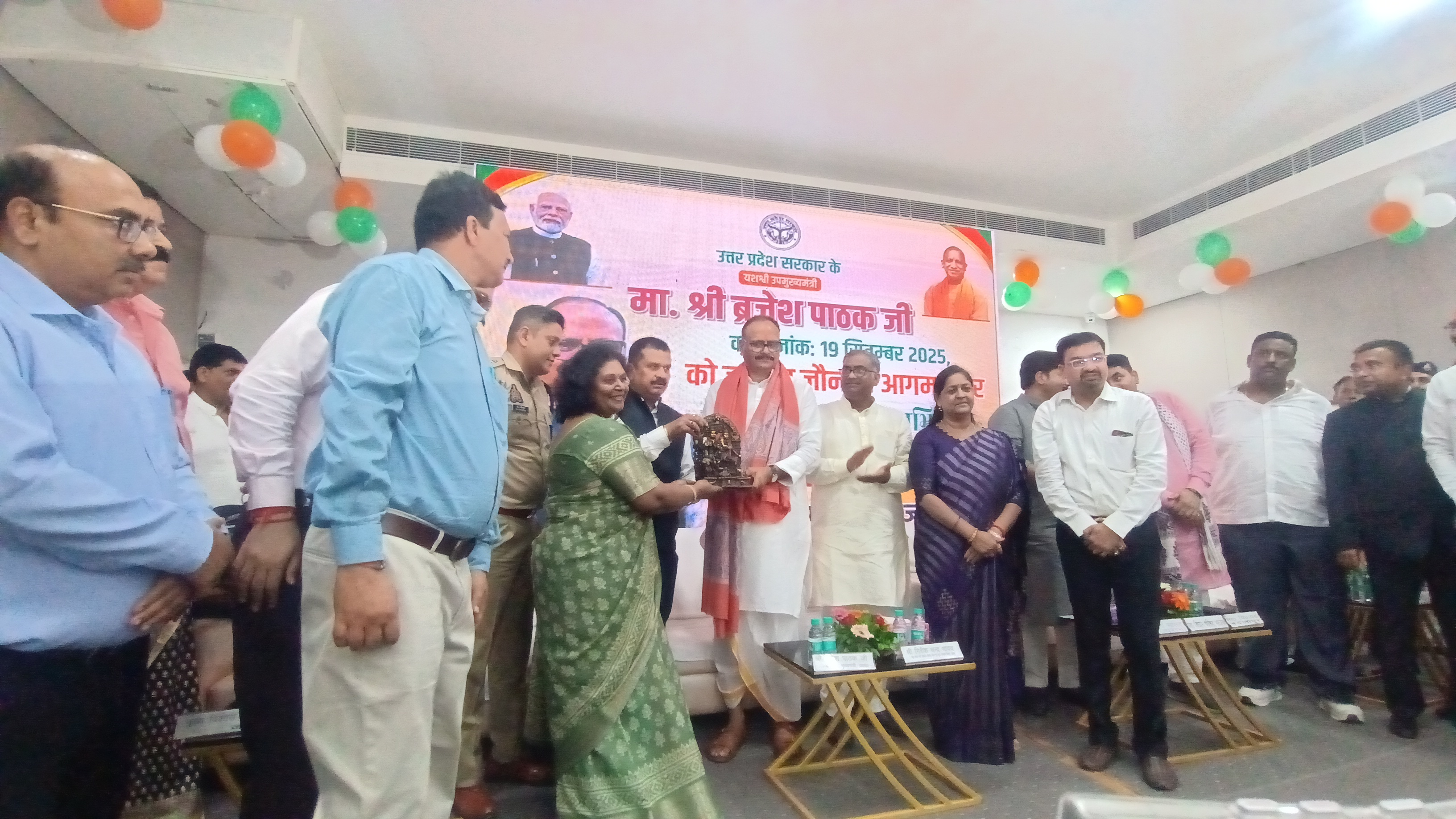 उप मुख्यमंत्री बृजेश पाठक को सम्मानित करते हुए जिलाधिकारी डॉ दिनेश चंद्र सिंह