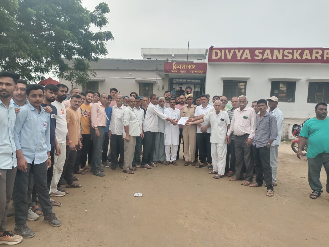 पुलिस को ज्ञापन सौपते हुए स्कूल प्रबंधन एवं अभिभावक