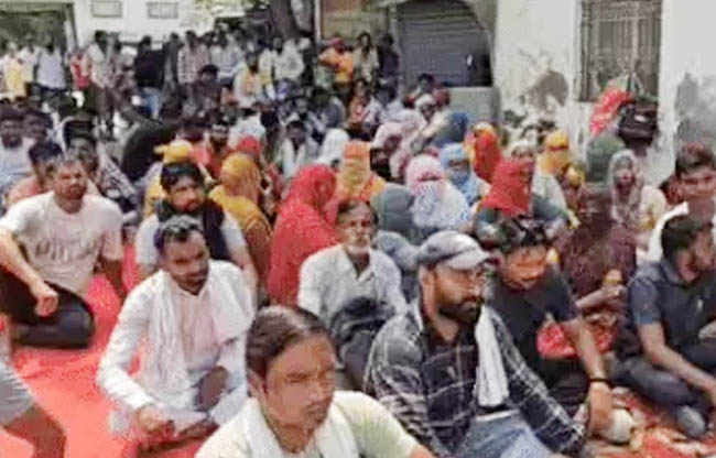सोनीपत: नगर निगम मुख्यालय के बाहर ठेका सफाई कर्मचारी रोष प्रकट करते हुए सोनीपत: नगर निगम मुख्यालय के बाहर ठेका सफाई कर्मचारी रोष प्रकट करते हुए