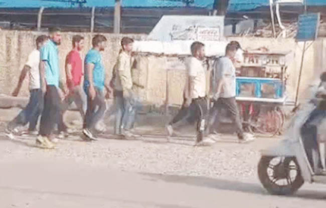 सोनीपत: एनकाउंटर में मारे गए सोनीपत मयूर विहार निवासी अरुण का शव ले जाते हुए
