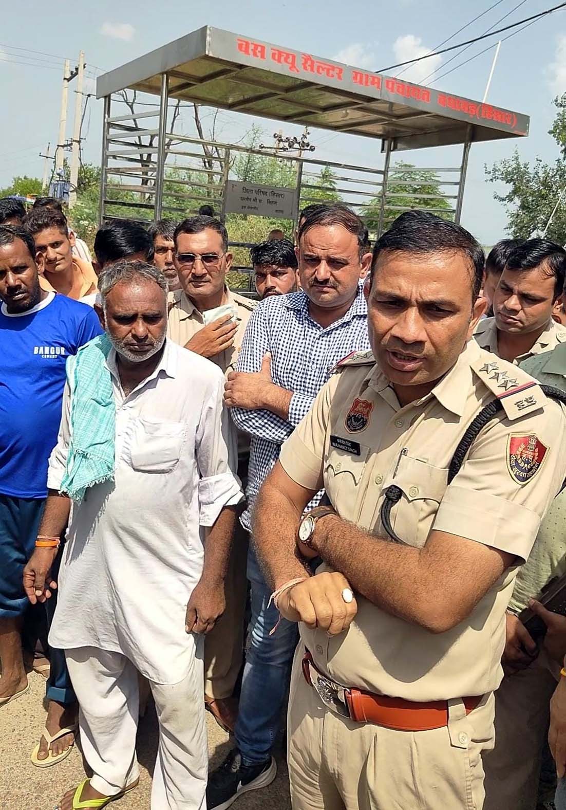 बरवाला थाना प्रभारी करमजीत महिलाओं को समझाते हुए। बरवाला थाना प्रभारी करमजीत महिलाओं को समझाते हुए।