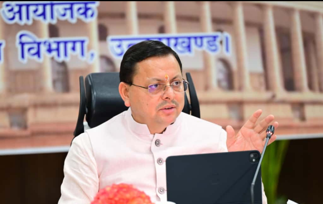 मुख्यमंत्री पुष्कर सिंह धामी सचिवालय में राज्य स्तरीय दिशा समिति की बैठक लेते हुए।