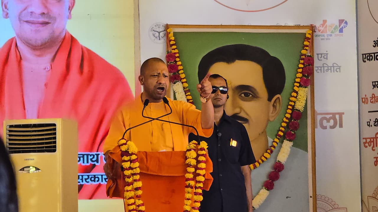 विराट सम्मेलन काे संबाेधित करते हुए सीएम याेगी आदित्यनाथ