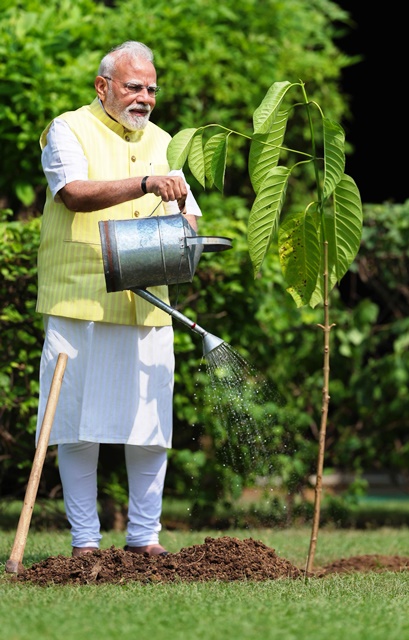 प्रधानमंत्री नरेन्द्र मोदी अपने आधिकारिक आवास पर कदंब का पौधा रोपते हुए प्रधानमंत्री नरेन्द्र मोदी अपने आधिकारिक आवास पर कदंब का पौधा रोपते हुए