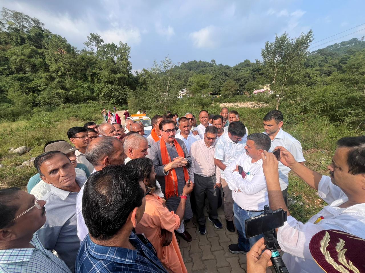 सड़क समस्या को लेकर विधायक विपिन परमार से मिलते हुए ग्रामीण। सड़क समस्या को लेकर विधायक विपिन परमार से मिलते हुए ग्रामीण।