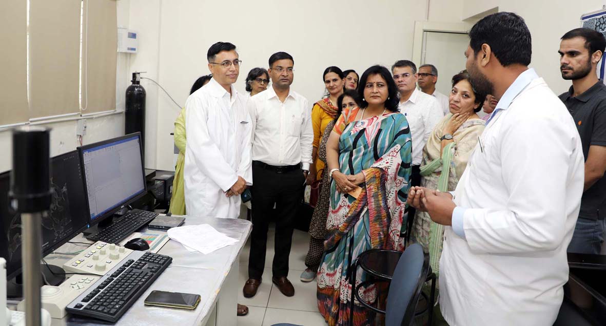 निरीक्षण करते टीम के सदस्य। निरीक्षण करते टीम के सदस्य।
