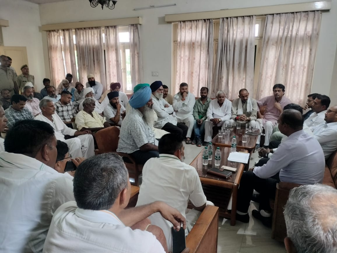 वार्ता में शामिल अधिकारी व किसान नेता