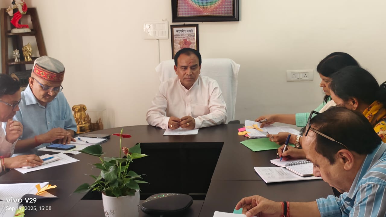 मंत्री धन सिंह रावत शासकीय आवास पर बैठक लेते हुए।
