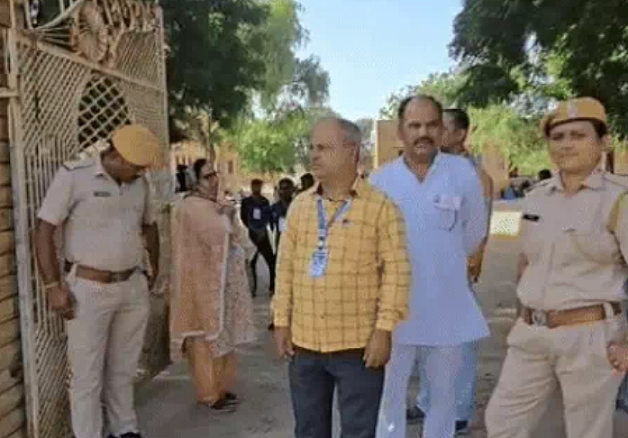 राजस्थान ग्रेड फोर्थ (चपरासी) भर्ती परीक्षा  : सुरक्षा के चलते उतरवाए जेवर