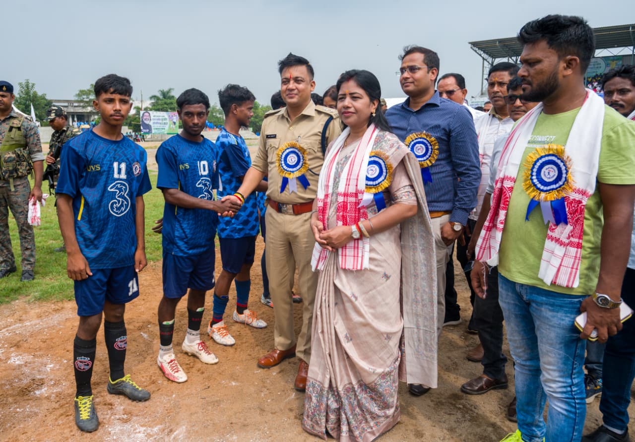 खिलाड़ियों से परिचय करते अधिकारी खिलाड़ियों से परिचय करते अधिकारी