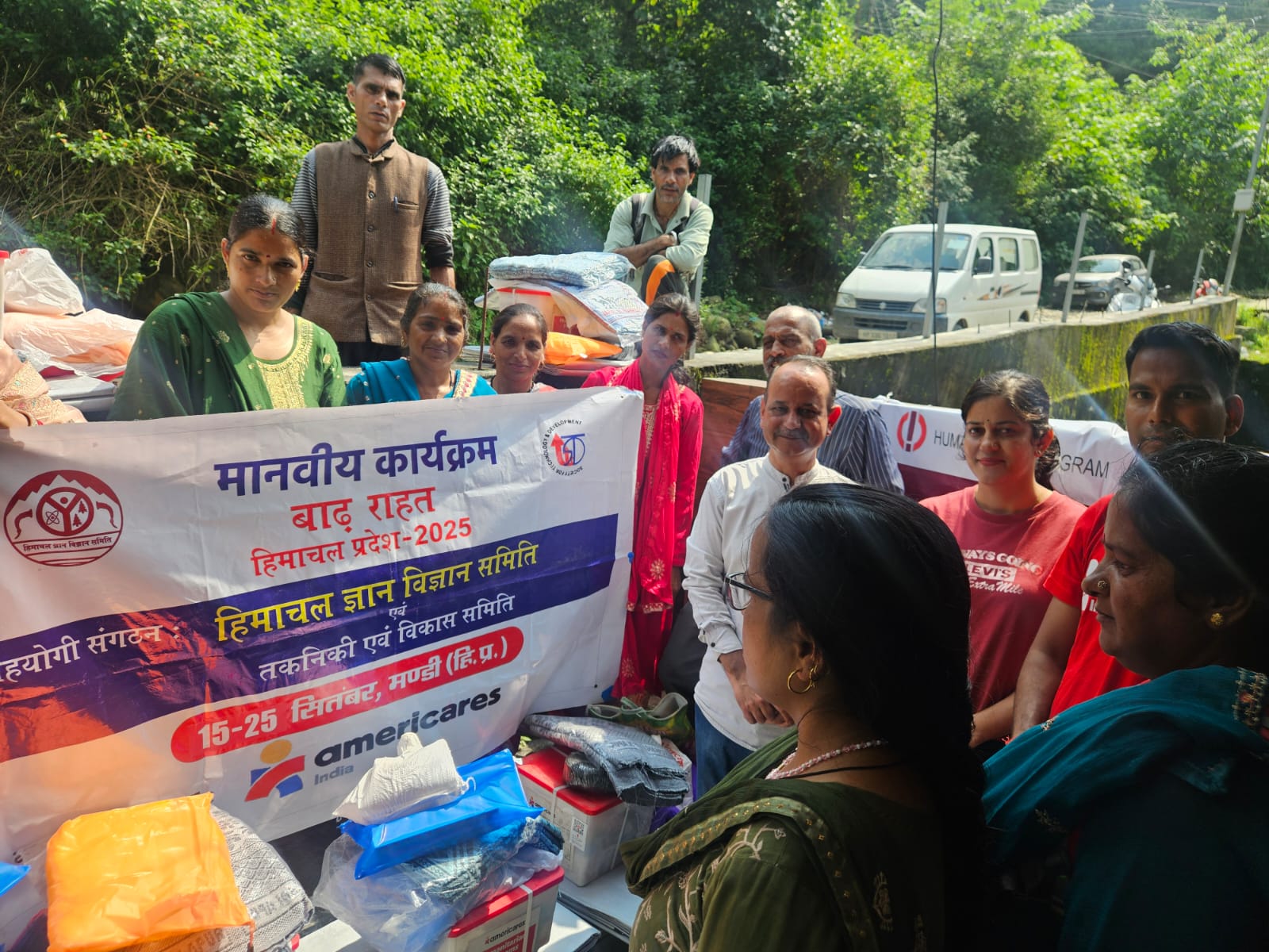 सरोआ -कांढी में राहत बांटते हुए समिति कार्यकर्ता सरोआ -कांढी में राहत बांटते हुए समिति कार्यकर्ता