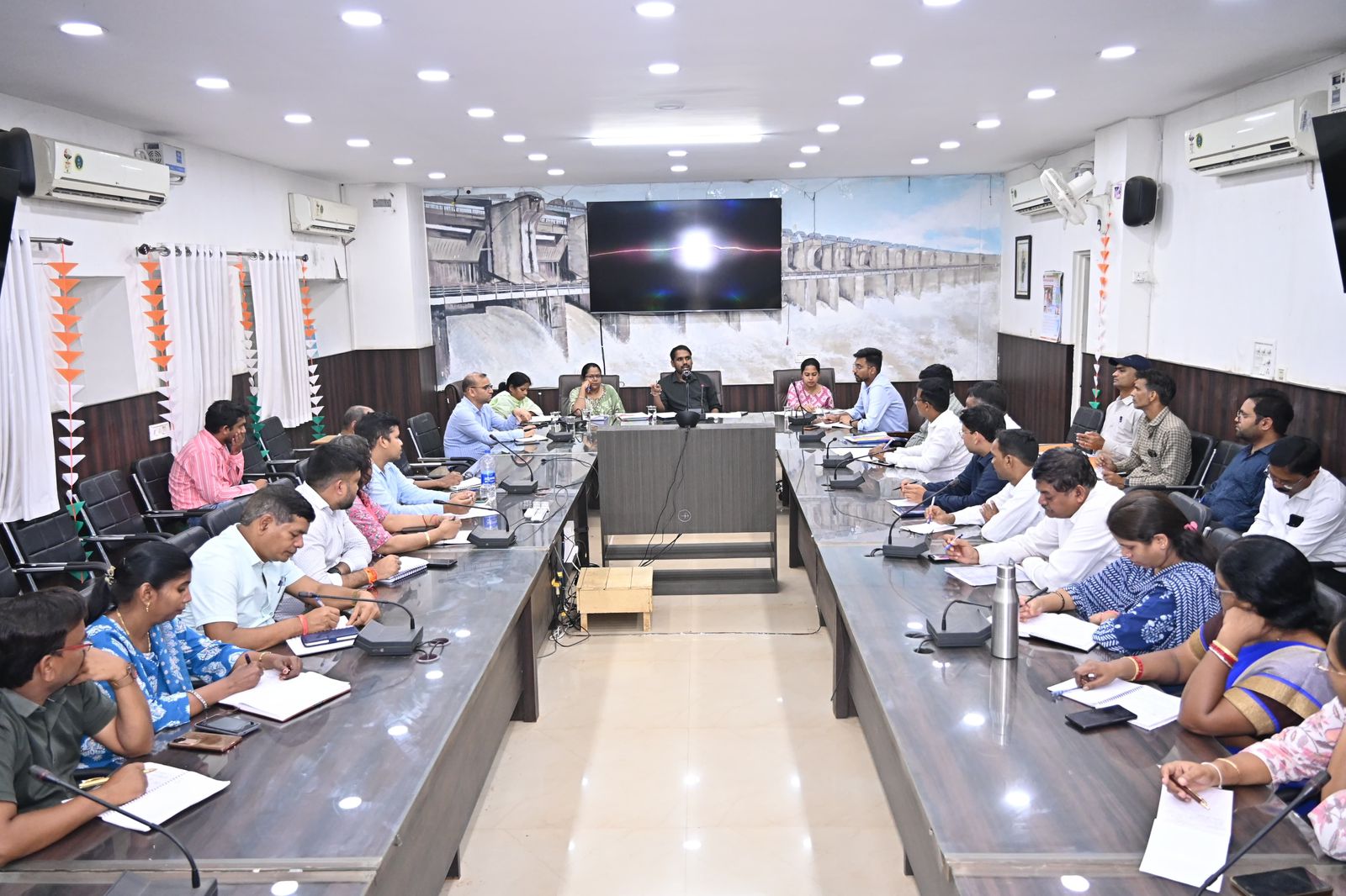कलेक्टरेट सभाकक्ष में अधिकारी-कर्मचारी को संबोधित करते हुए कलेक्टर अबिनाश मिश्रा।