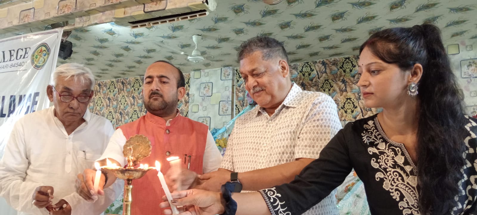 कार्यक्रम का उद्घाटन करते अतिथि