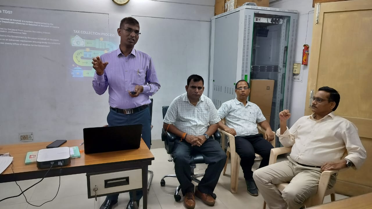 सेमिनार को संबोधित करते आयकर अधिकारी सेमिनार को संबोधित करते आयकर अधिकारी
