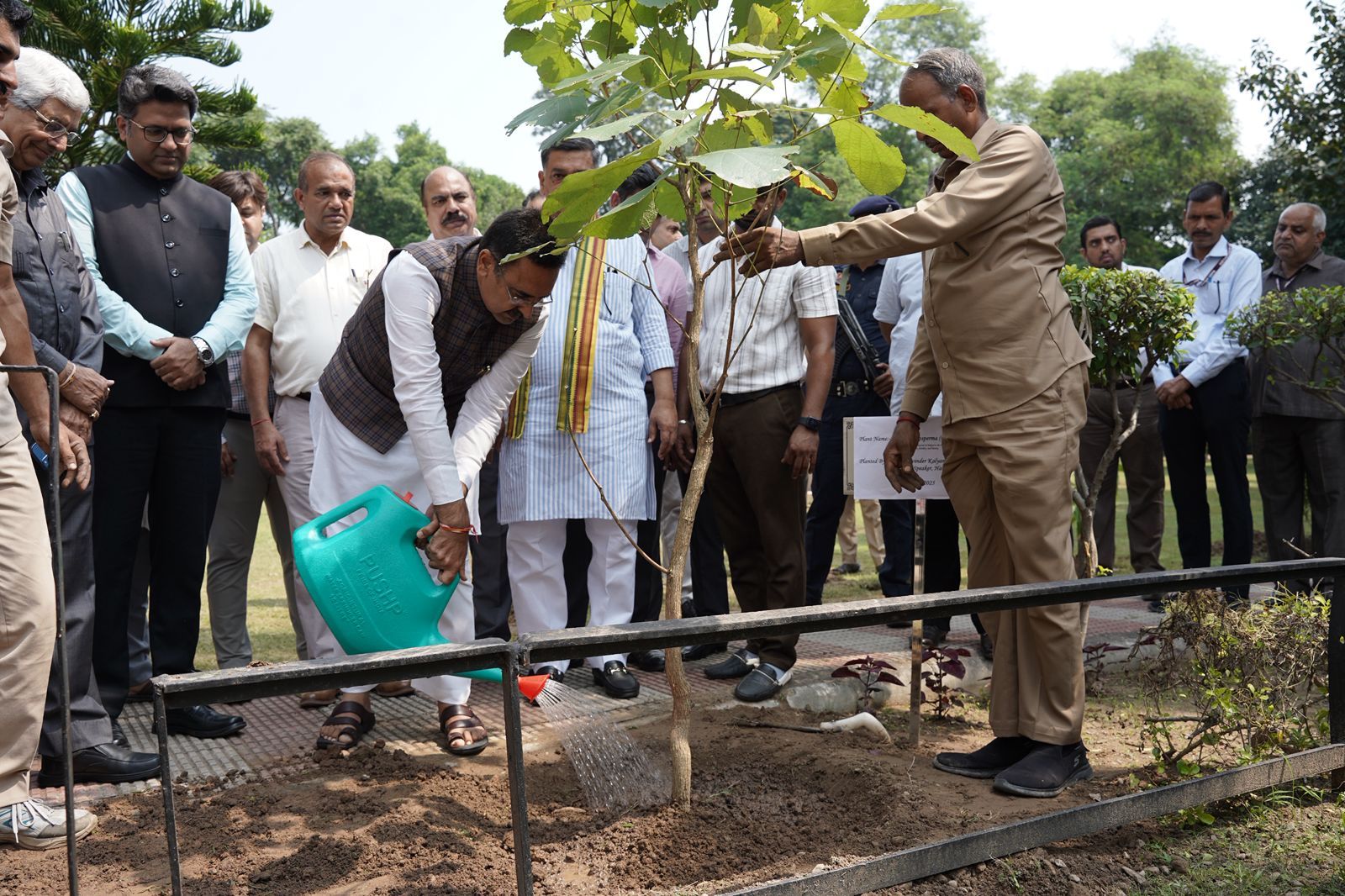 हरियाणा विधानसभा के स्पीकर पौधारोपण करते हुए हरियाणा विधानसभा के स्पीकर पौधारोपण करते हुए