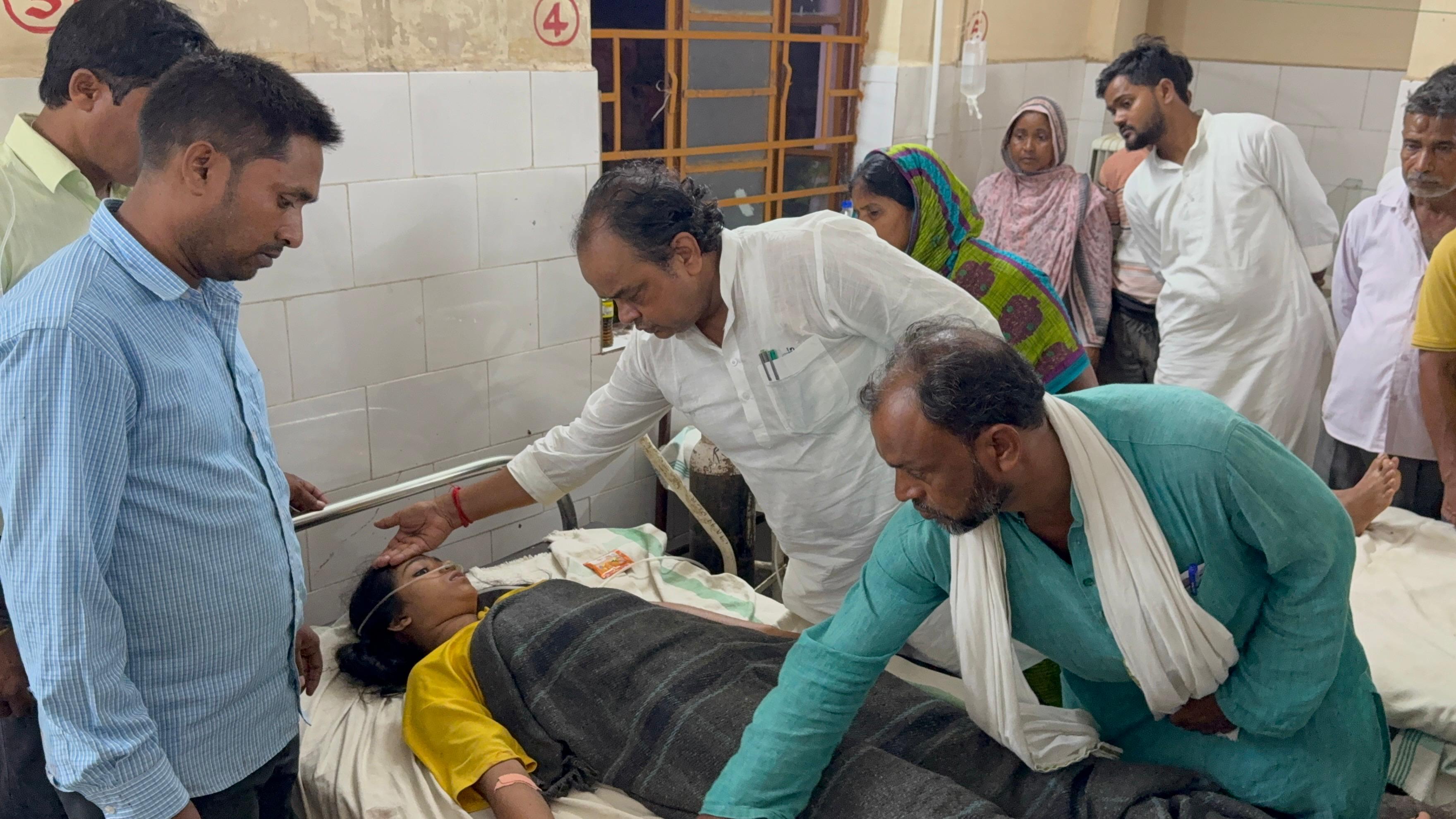छात्रों को देखते मंत्री इरफान अंसारी