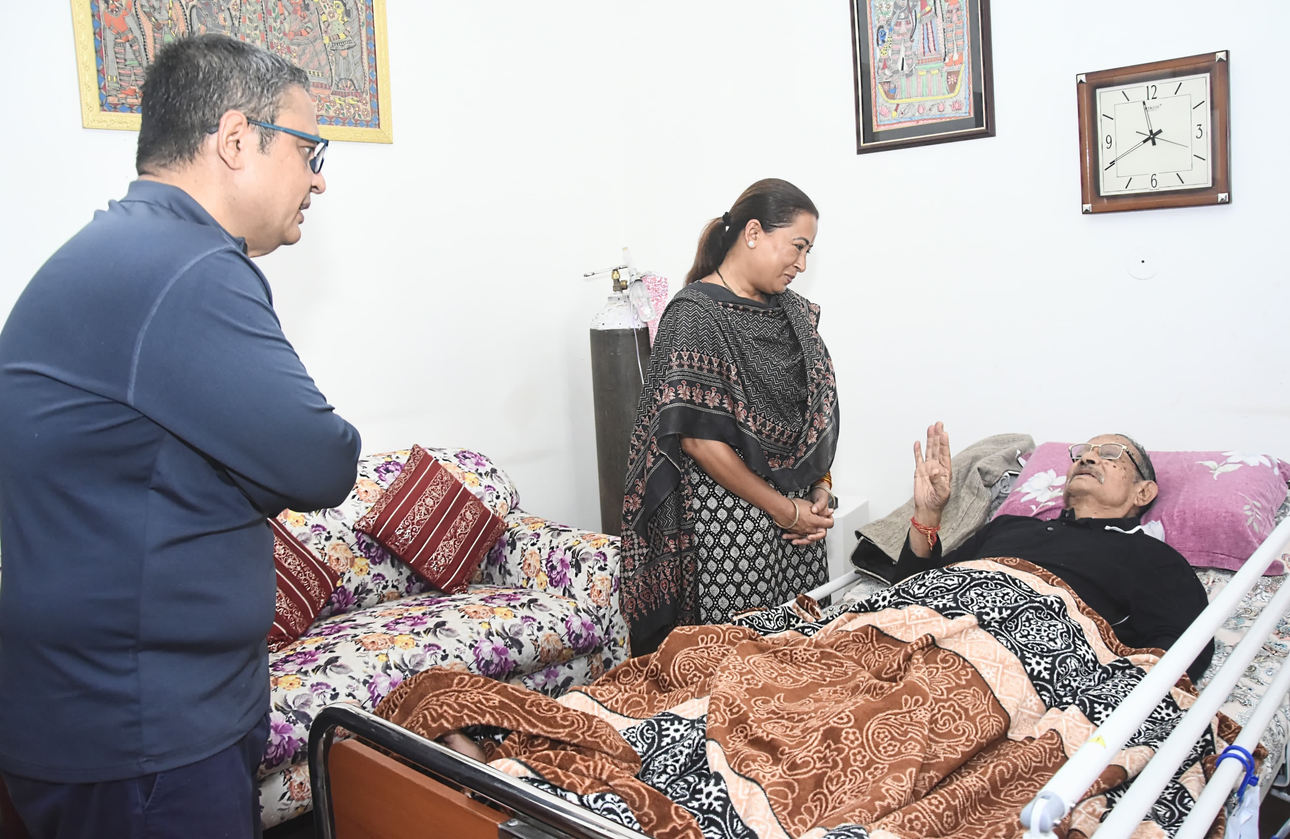 मंत्री रेखा आर्या पूर्व सीएम खंडूड़ी स्वास्थ्य की जानकारी लेती।