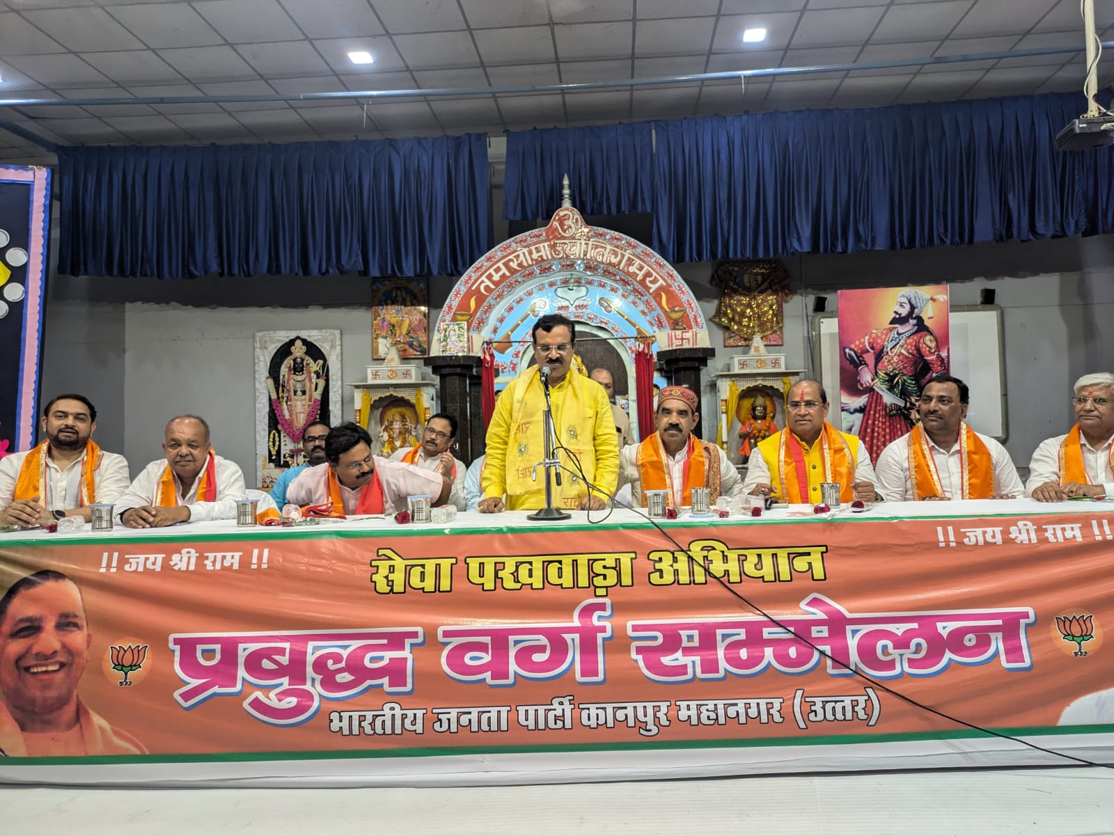 कार्य के दौरान कार्यकर्ताओं को संबोधित करते प्रकाश पाल व अन्य का छायाचित्र