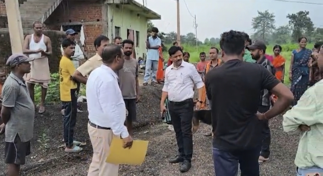 ग्रामीणों से बात करते अधिकारी ग्रामीणों से बात करते अधिकारी