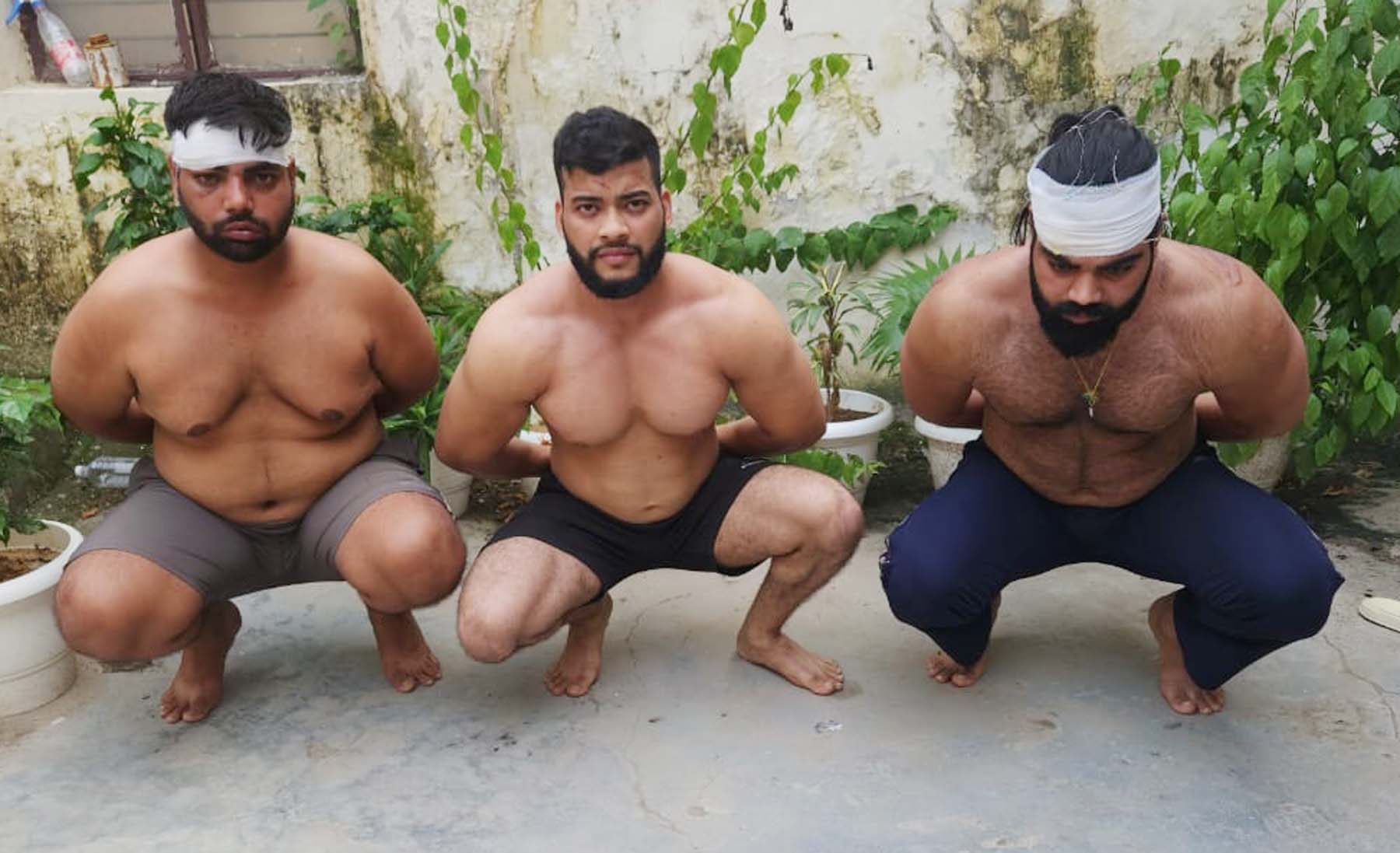 गुरुग्राम पुलिस की गिरफ्त में होटल संचालक व उसके पुत्र से मारपीट करने के आरोपी। गुरुग्राम पुलिस की गिरफ्त में होटल संचालक व उसके पुत्र से मारपीट करने के आरोपी।
