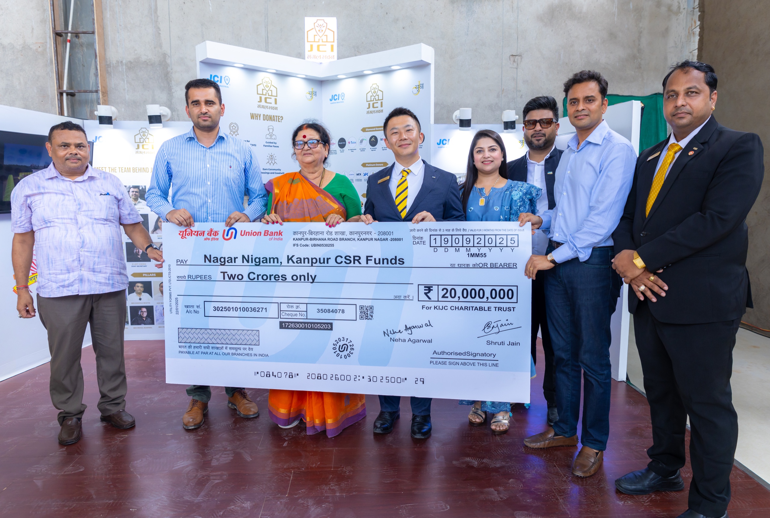 महापौर प्रमिला लांडे और नगर आयुक्त सुधीर कुमार को दो करोड़ रुपये का चेक प्रदान करते हिरोकी