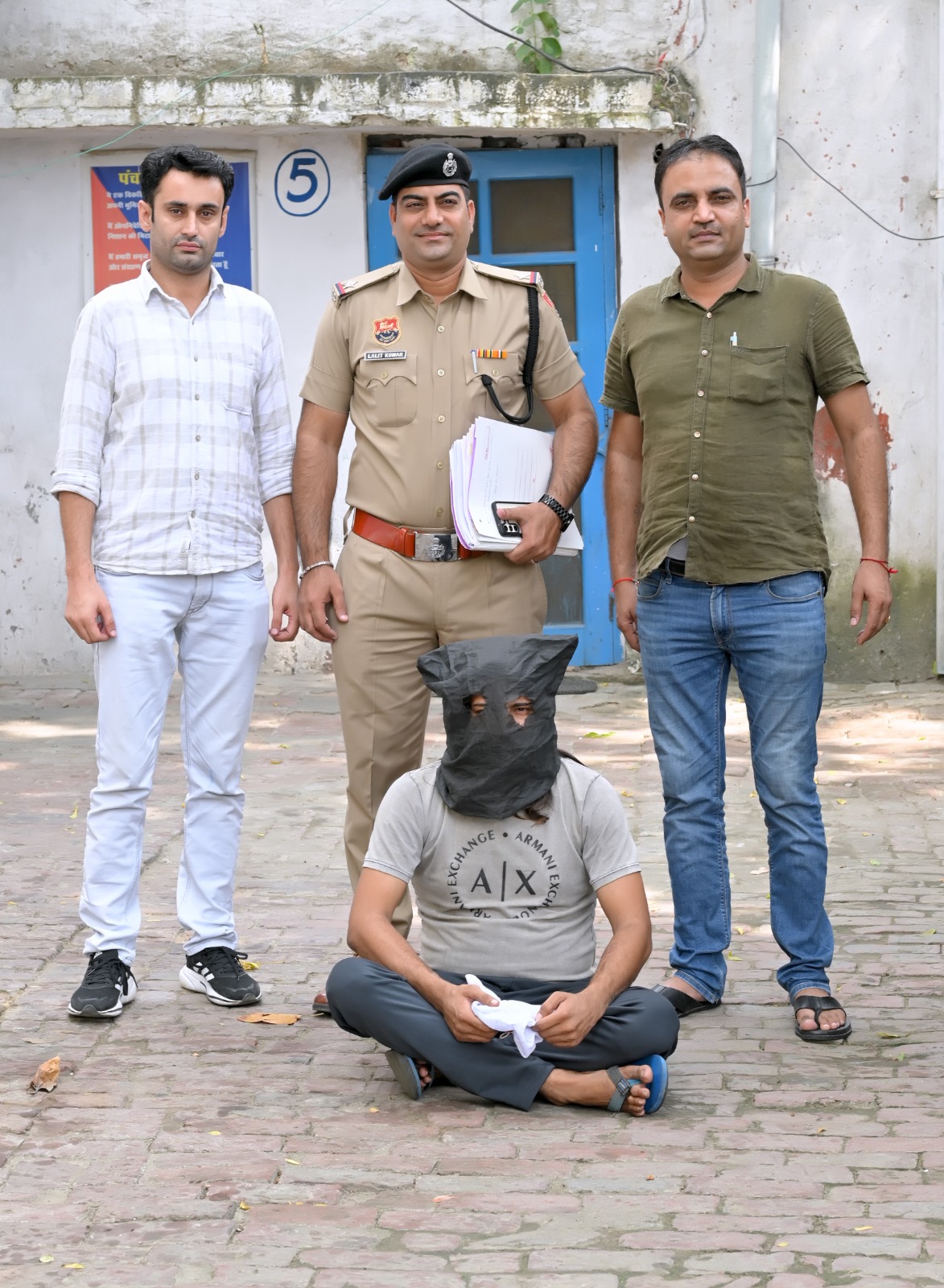 पुलिस हिरासत में अवैध हथियार रखने वाला आरोपी पुलिस हिरासत में अवैध हथियार रखने वाला आरोपी