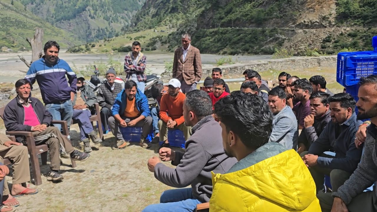 झाला में सेब खरीद को लेकर बैठक करते हुऐ काश्तकार झाला में सेब खरीद को लेकर बैठक करते हुऐ काश्तकार