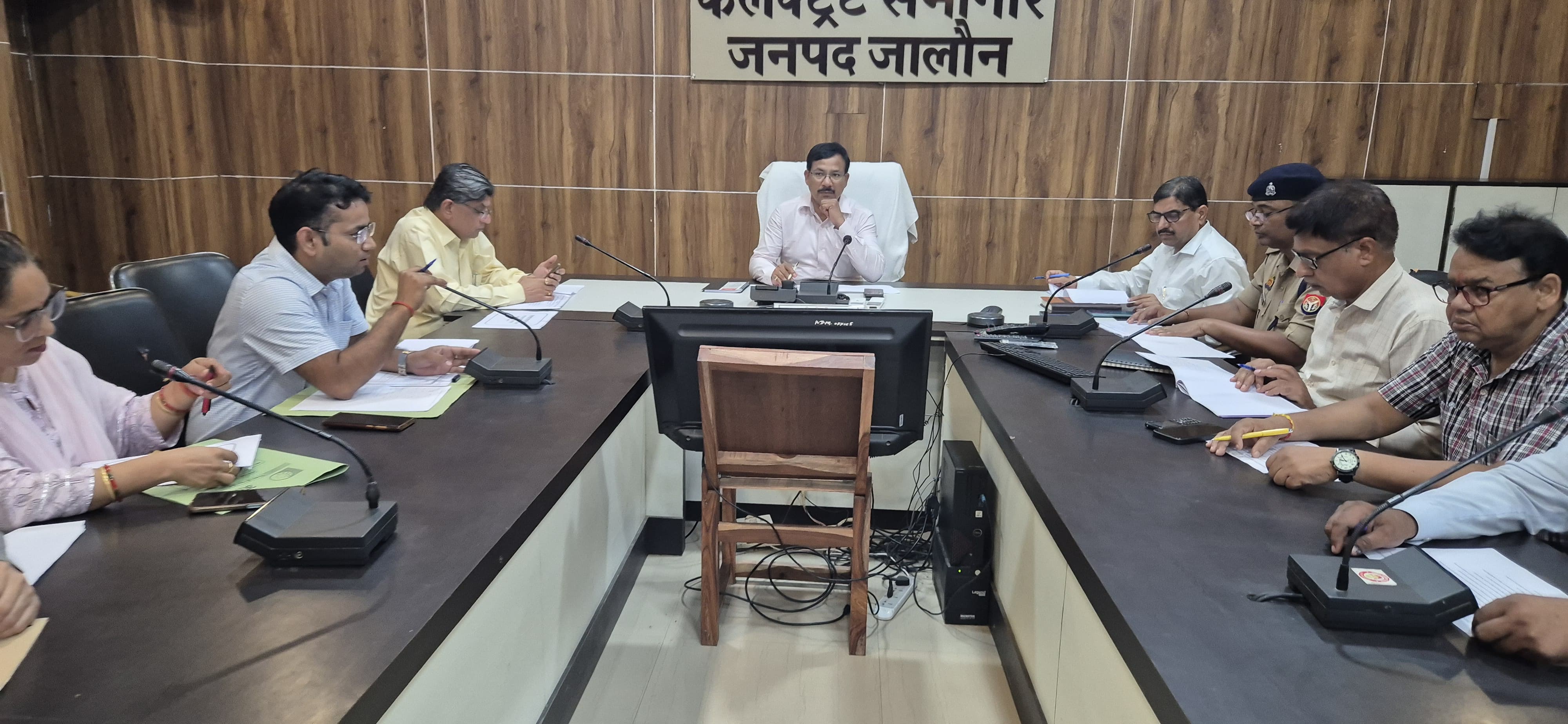 बैठक करते जिलाधिकारी