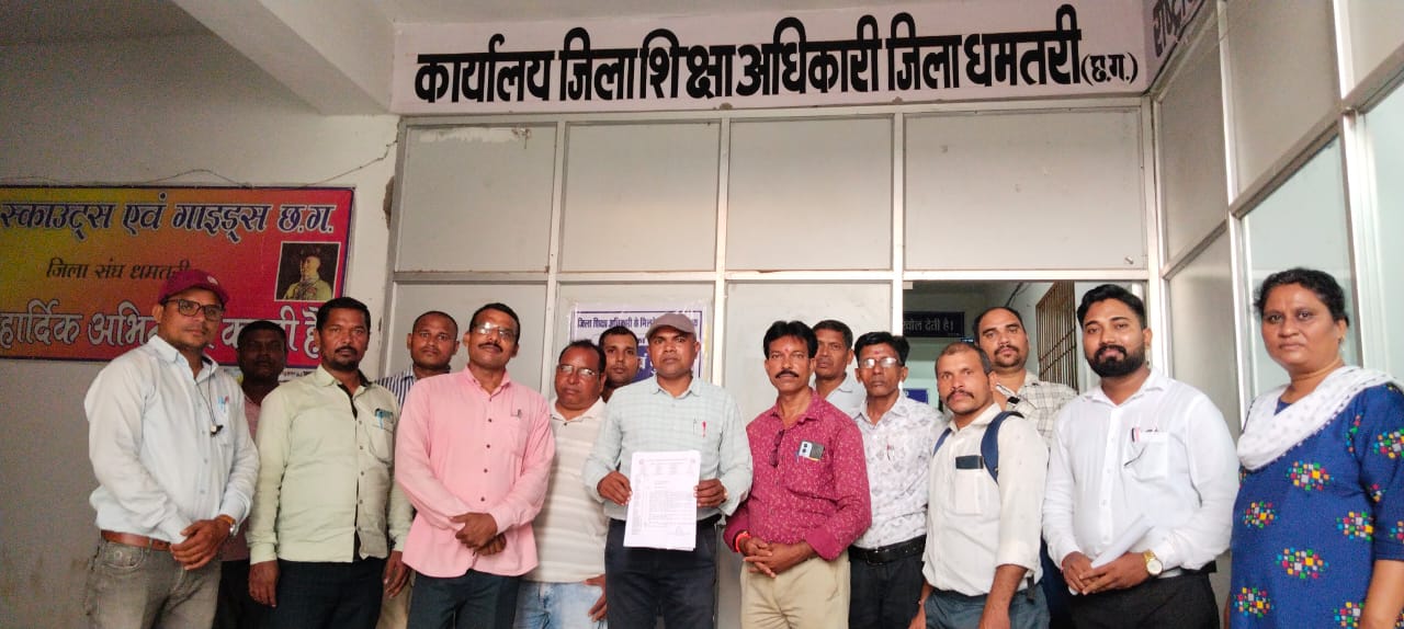 समूह में खड़े हुए सहायक शिक्षक समग्र शिक्षक फेडरेशन के सदस्य। समूह में खड़े हुए सहायक शिक्षक समग्र शिक्षक फेडरेशन के सदस्य।