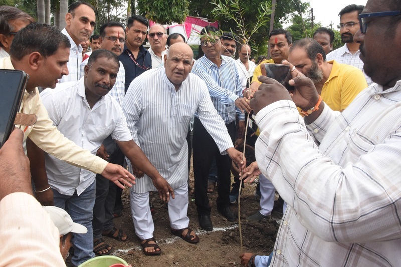 मंत्री करणसिंह वर्मा ने सीहोर के इछावर सिविल अस्पताल में एक पेड़ मां के नाम अभियान के तहत किया पौधरोपण मंत्री करणसिंह वर्मा ने सीहोर के इछावर सिविल अस्पताल में एक पेड़ मां के नाम अभियान के तहत किया पौधरोपण